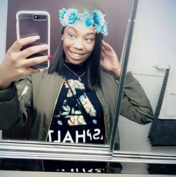 Poshmark profile picture for @queen_m